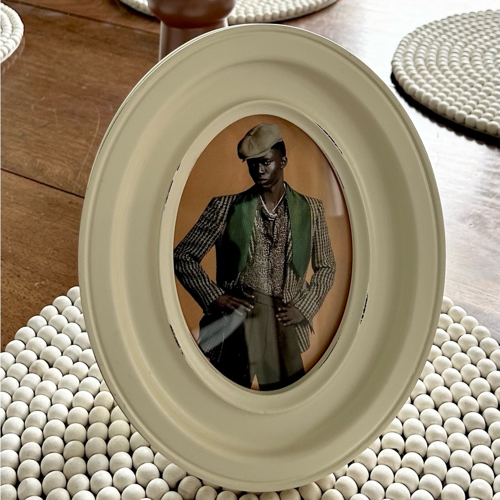 Preowned Shabby Chic Oval Photo Frame•Measures 7”x9”•holds 4”x6” photo•